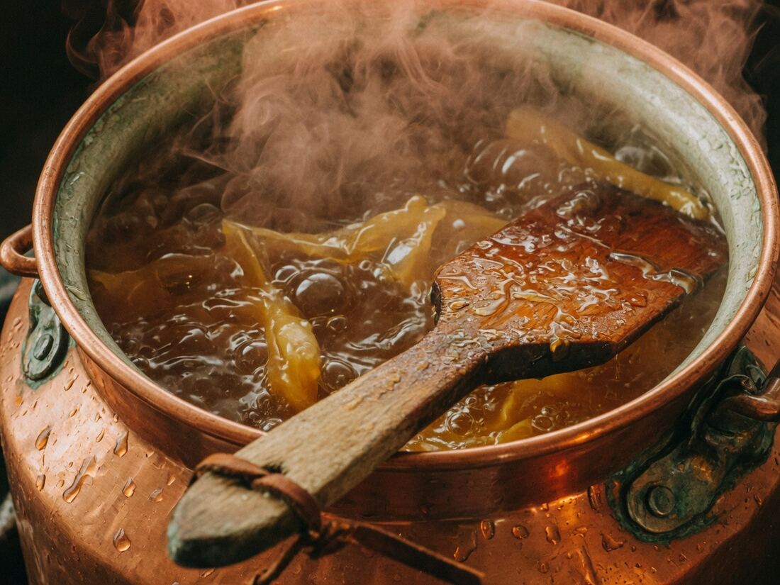 铜锅里琥珀色胶液在熬