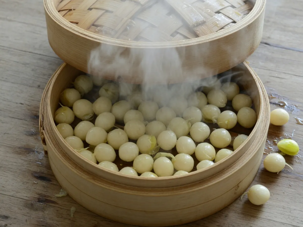 竹蒸笼里刚出锅的白果，热气还在