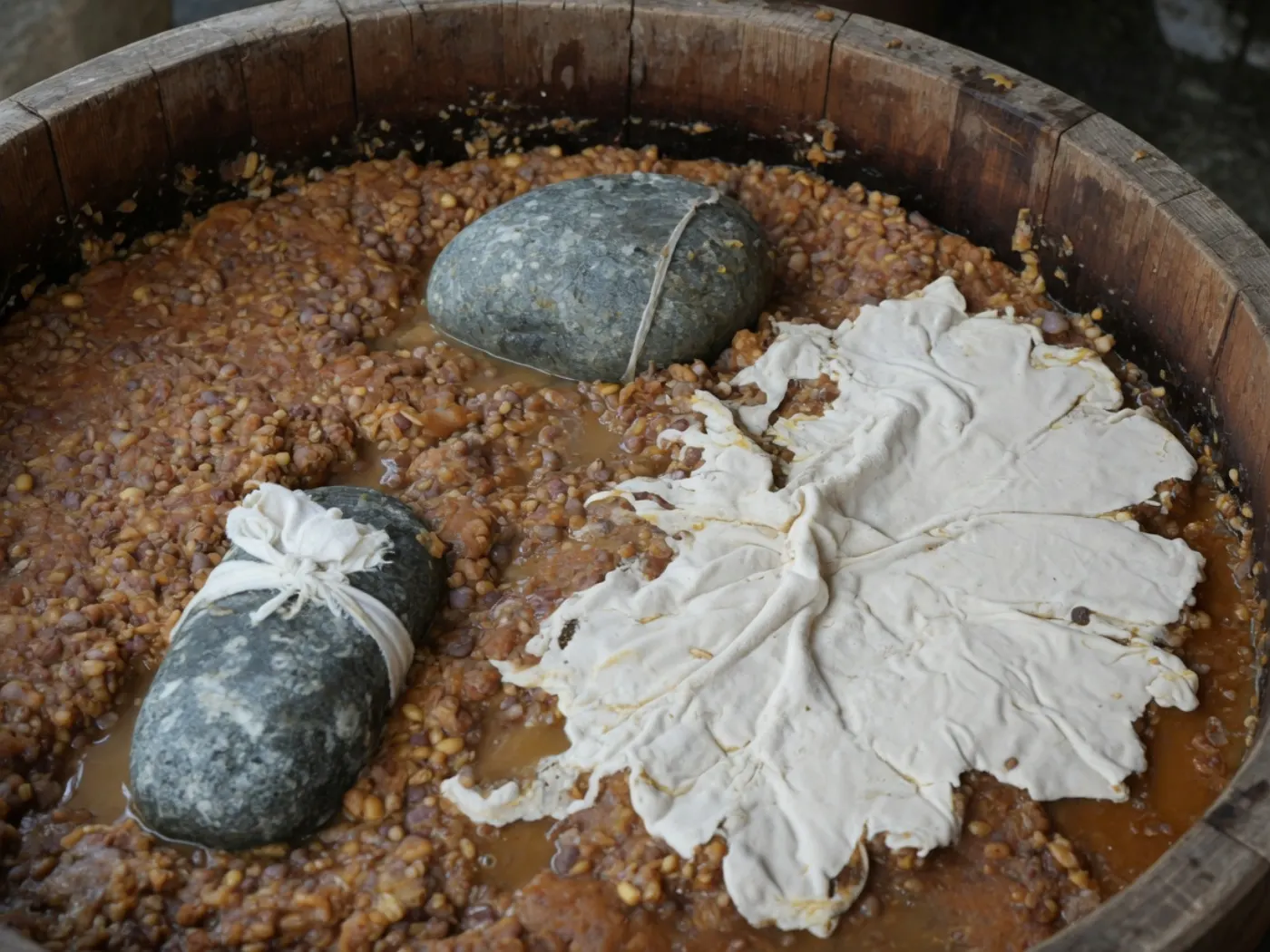 缸面产膜与正常色变对照