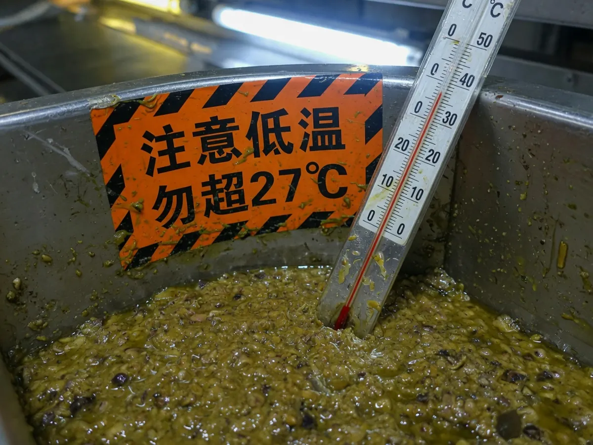 搅拌缸糊面插着温度计