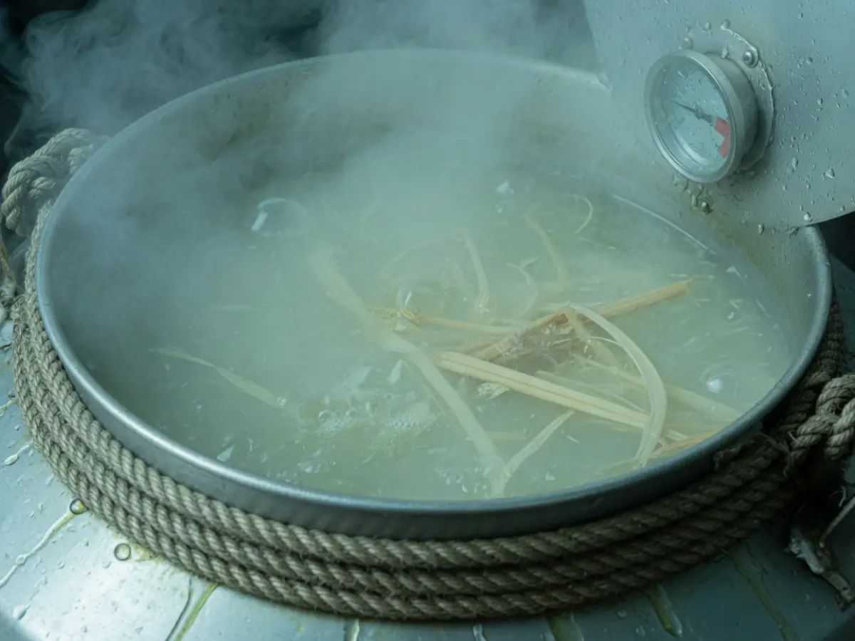 钢锅中煮练的苎麻纤维与碱汽