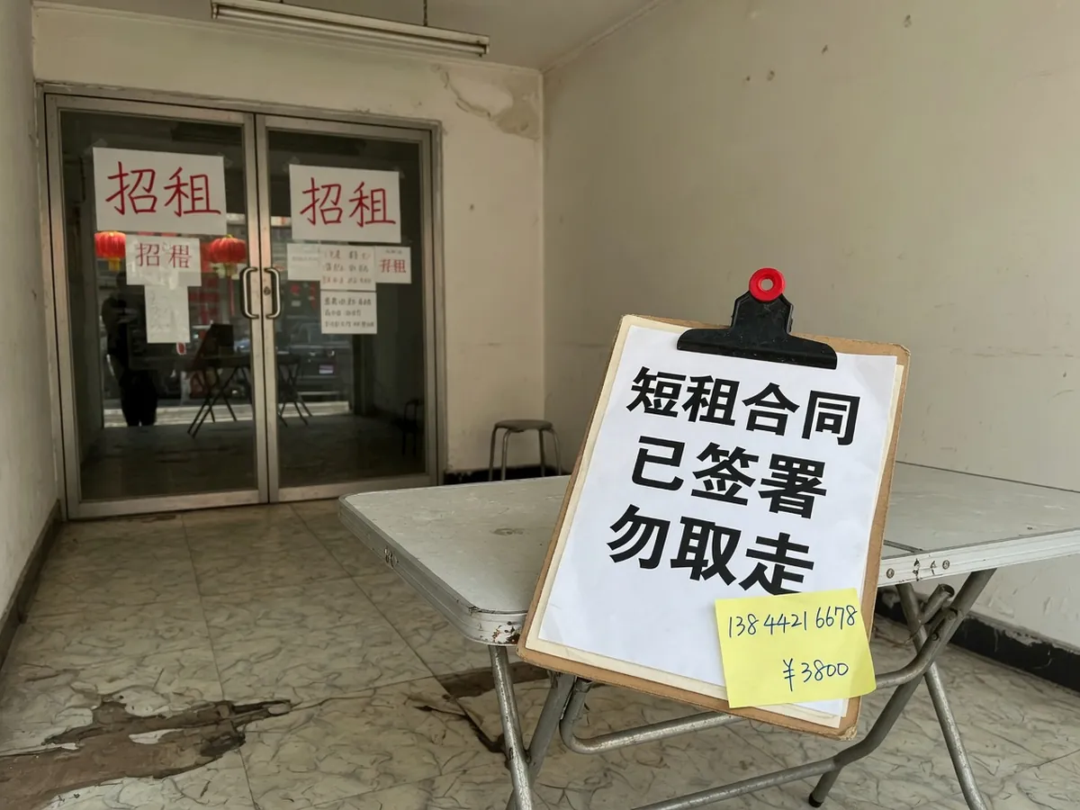 空铺折叠桌上的短租合同夹