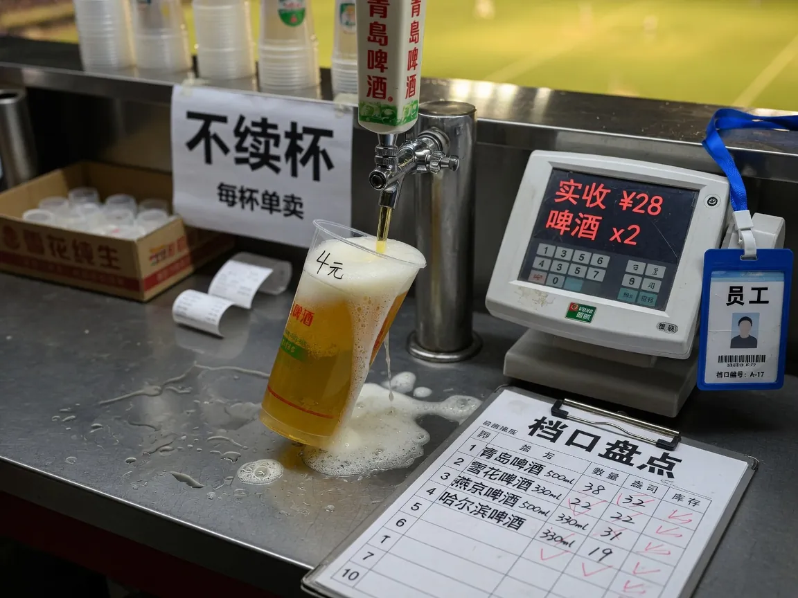 档口 POS 与出酒盎司对照夹，杯中泡沫偏多