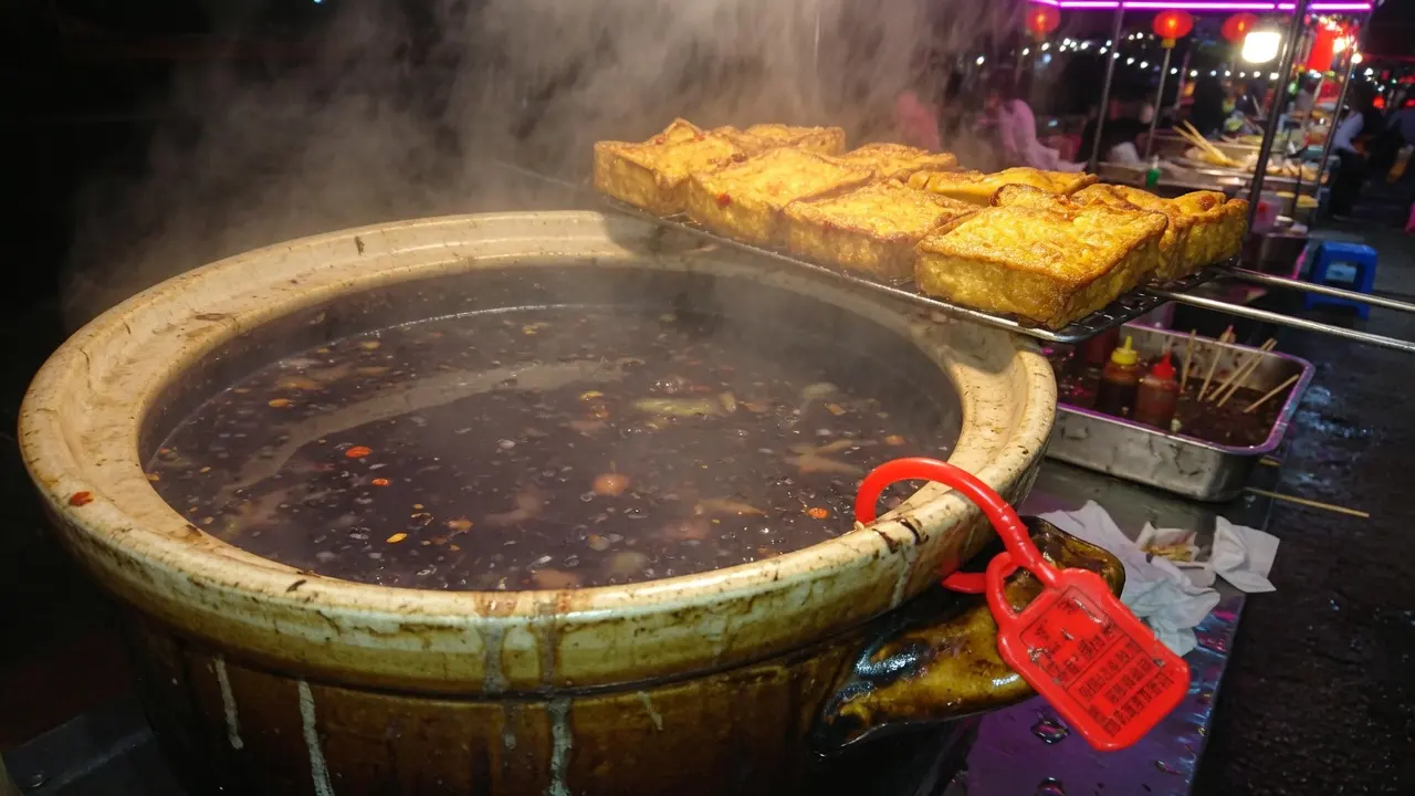 夜市卤缸与炸金豆腐，锅柄上红锁