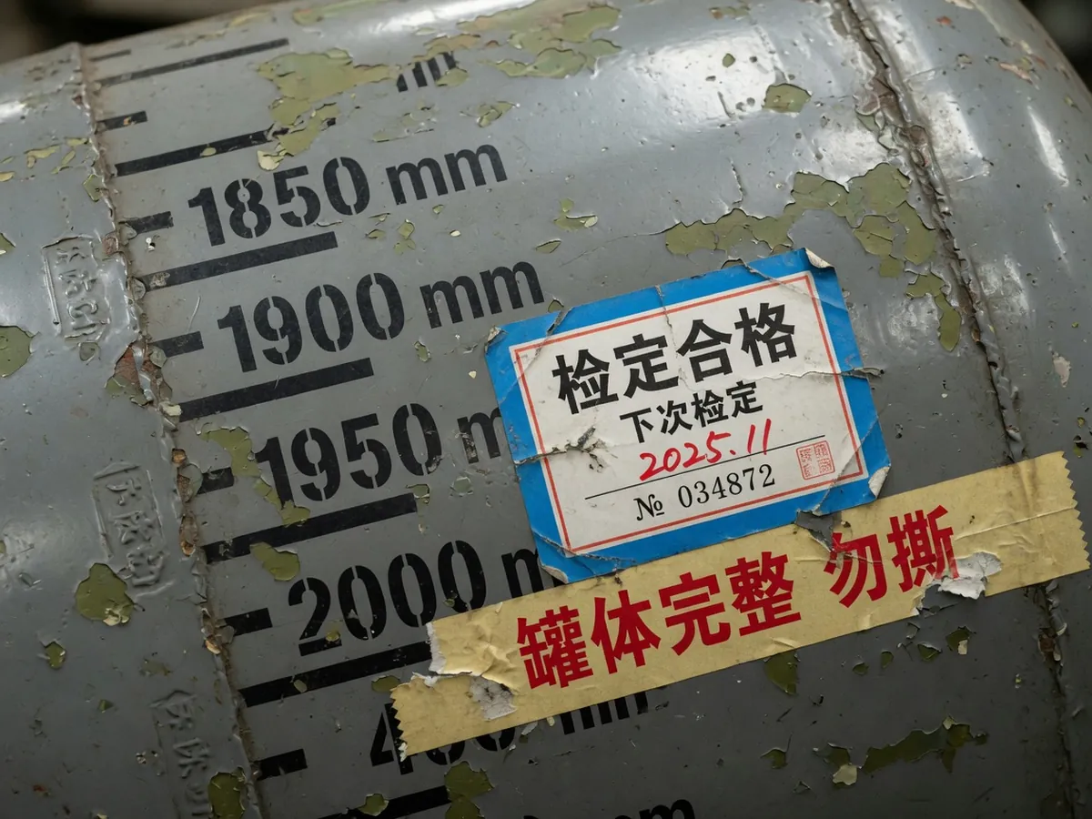 罐壁钢板上的检定蓝标与尺痕